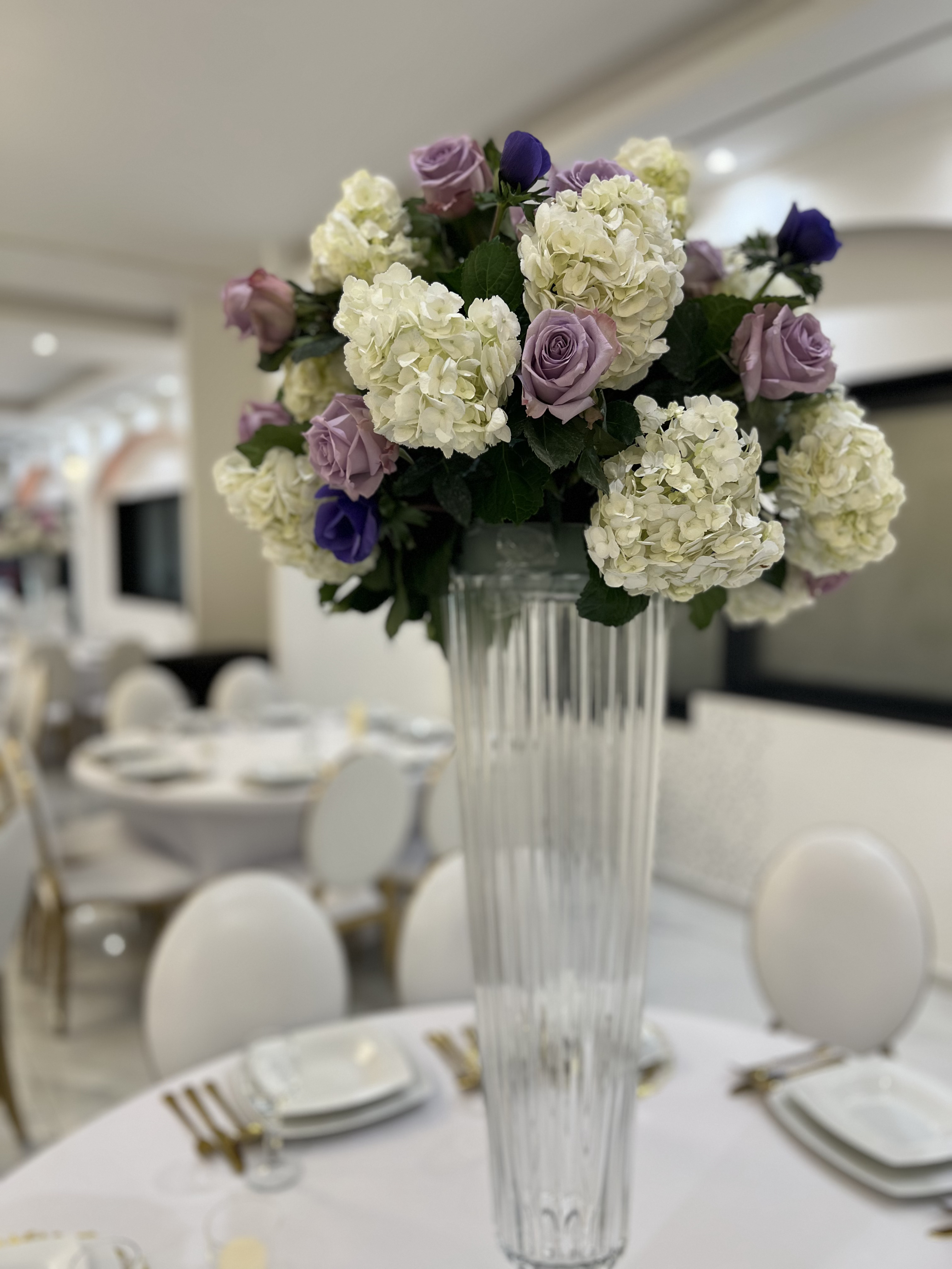 Centre de table du Palace Victory Events - Vase en cristal avec hortensias blancs et roses mauves