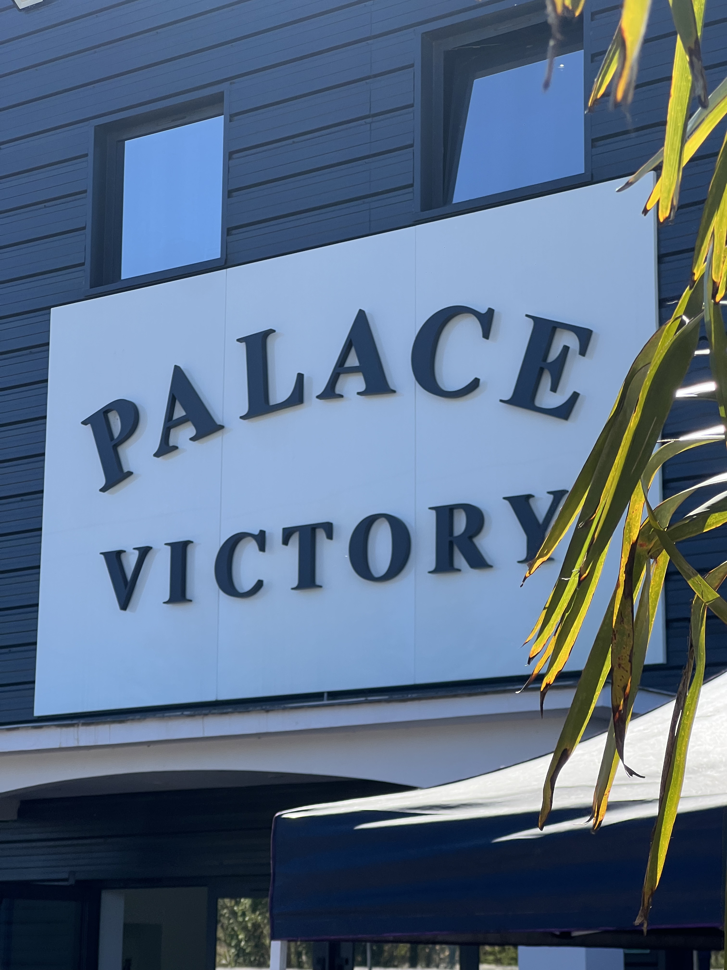 Enseigne extérieure du Palace Victory Events à Tremblay-en-France sur façade anthracite