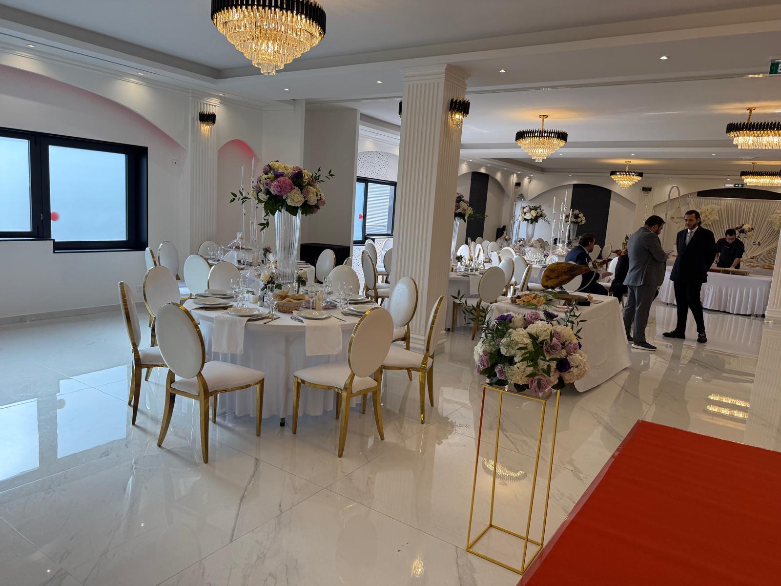 Table ronde élégante avec composition florale blanche et menu