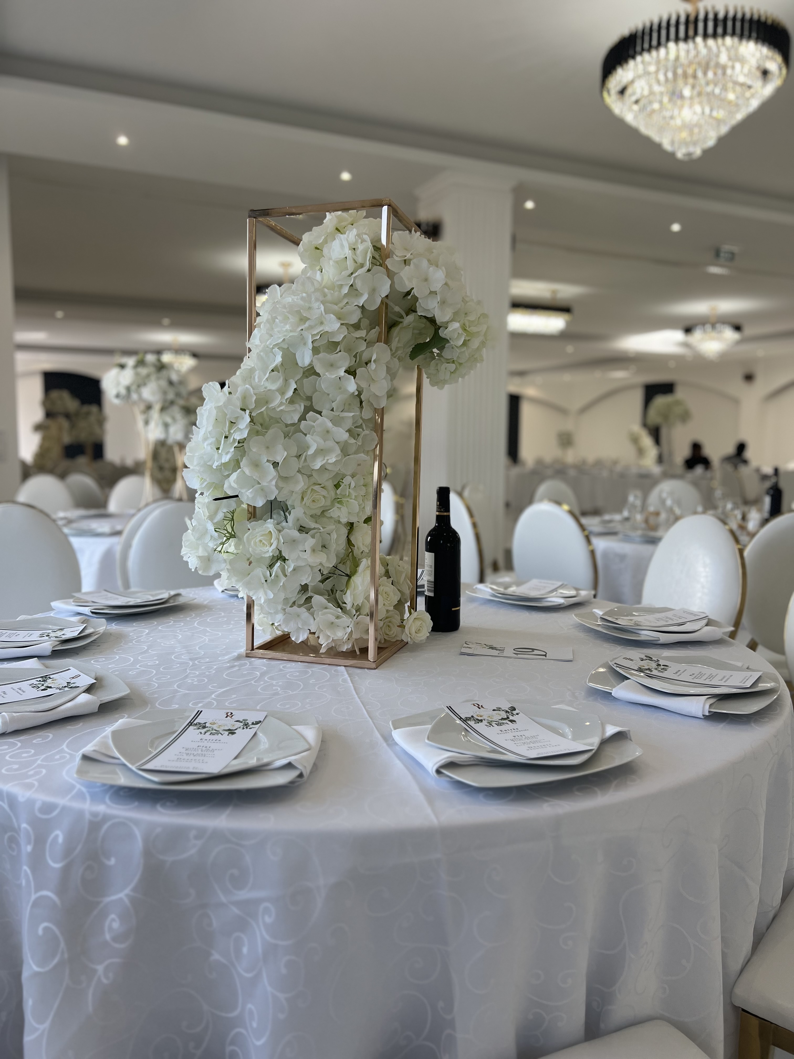 Salle avec lustre et décoration florale