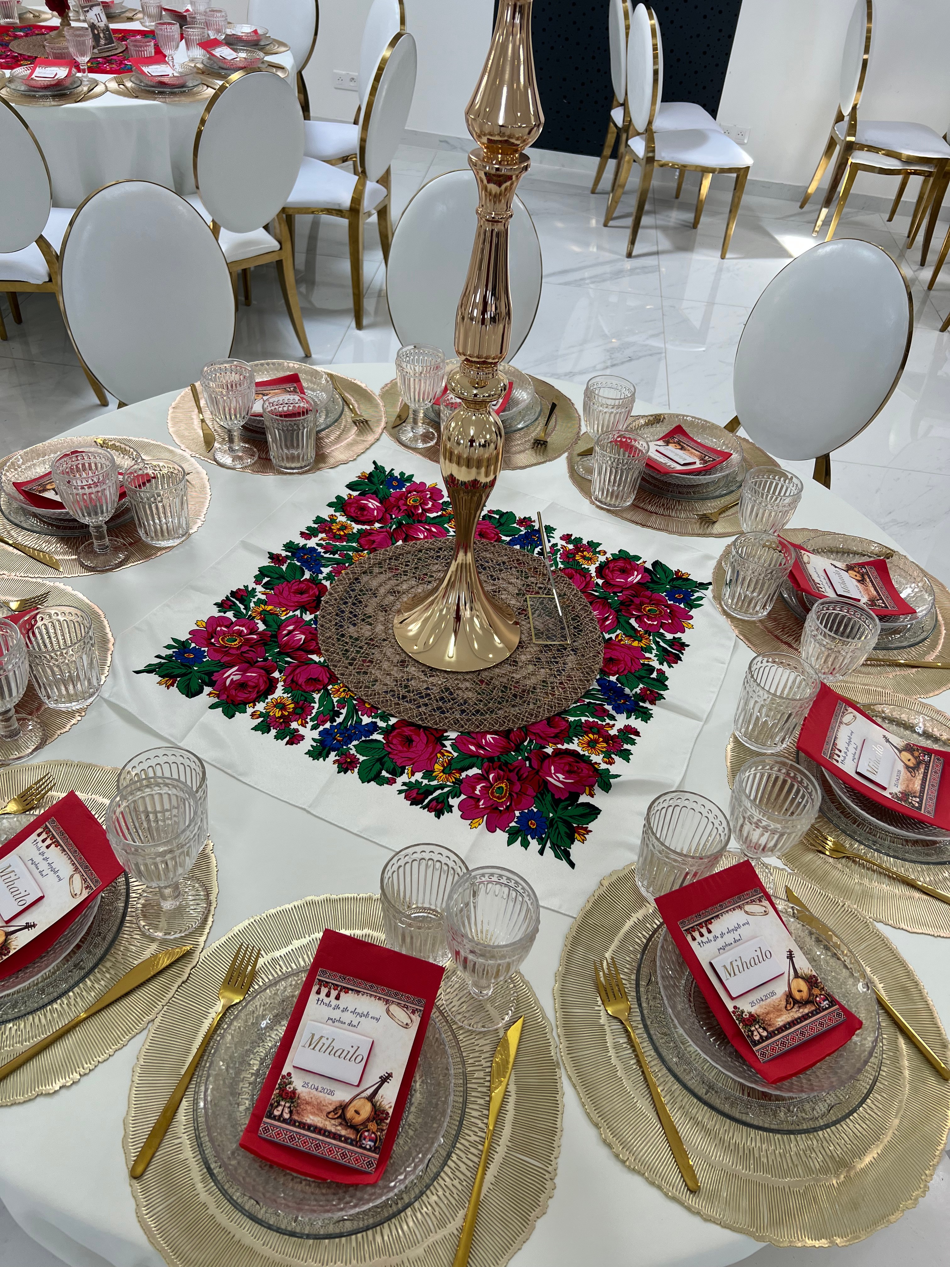 Dressage de table traditionnel au Palace Victory Events - Nappe fleurie, chargeurs dorés et menus personnalisés